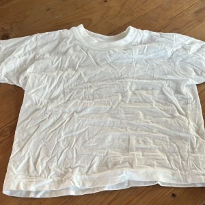 Vit t-shirt - Säljer en klassisk vit t-shirt med normal passform. Tillverkad i mjukt material för extra komfort.