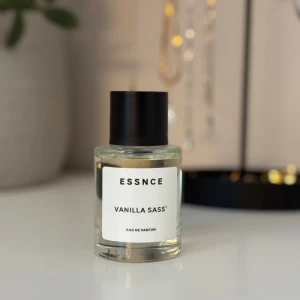 Essnce Vanilla Sass Eau de Parfum - Upptäck Essnce Vanilla Sass Eau de Parfum✨ Flaskan är stilren och genomskinlig med en svart kork och en enkel vit etikett. Perfekt för dig som älskar en klassisk och sofistikerad doft. Eccnce beskriver doften såhär: Detta är en lättomtyckt doft som har den perfekta balansen av vanilj och det friska utan att bli för tung! Om du vill dofta lyxigt, sensuellt och lent samt gillar dofter som Burberry Goddess👜💅🏽Inprincip som ny, endast testad och tyvärr föll den inte mig i smaken💋