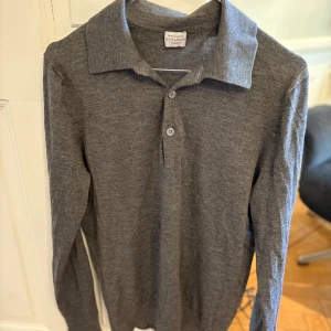 Grå kashmirtröja från Rose & Born - Säljer en elegant grå tröja i 100% kashmir från Rose & Born. Tröjan har en klassisk krage och knappar framtill. Perfekt för en stilren look. Nypris i butik är 4500kr, säljer för 3000kr men kan diskuteras.