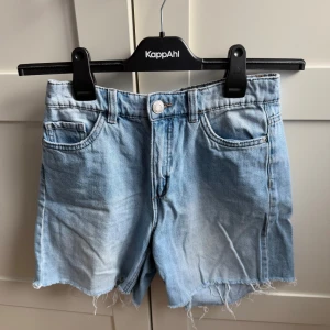 Jeansshorts  - Snygga blå jeansshorts från KappAhl med fransiga kanter. Äkta DENIM. skriv för fler bilder💞