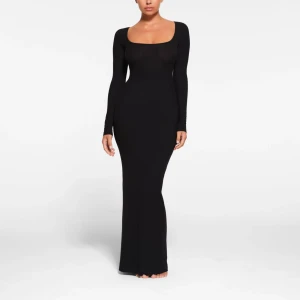 Svart Skims långklänning - Elegant svart långklänning med långärmad design och en smickrande passform. Perfekt för en stilren look! Runt och skönt material som passar bra att ha hemma!
