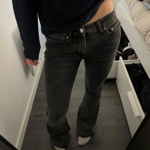 Lågmidjade jeans - Säljer ett par grå/svarta lågmidjade jeans i storlek 34 (passar större). De är slitna nere vid fötterna men annars inget fel med dem! Pris kan diskuteras, skriv för fler bilder🩷