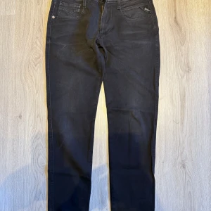Svarta jeans från Replay - Snygga svarta jeans från Replay med dragkedja och knapp framtill. Klassisk femficksdesign och raka ben. Perfekta för en stilren look. Det är anbass hyperflex,använda 2-3 gånger bara 