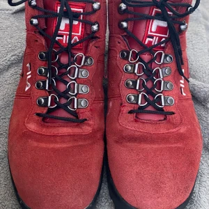 Röda boots från Fila - Röda skor från fila i mocka. Storlek 39 men passar mig som har 39/40. Andvända lite grann och ska rengöra som ordentligt innan dom skickad. Nypris 700kr. Säljer dom för 300kr
