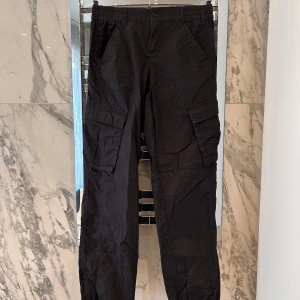 Svarta cargobyxor - Säljer ett par svarta cargobyxor H&M i storlek 34 (xs). Köparen står för frakten!❤️ 