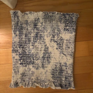 Vit och blå tubtopp  - Säljer en blå vit tubtopp perfekt till sommaren 💕