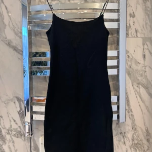 Svart klänning från Zara  - Säljer en svart klänning från Zara i storlek xs. Köparen står för frakten!❤️