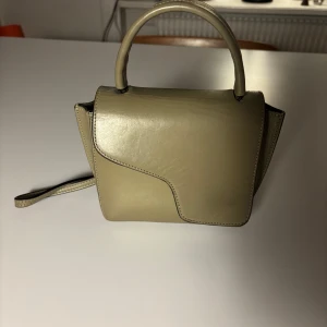Väska från ATP Atelier - Snygg grön handväska från ATP Atelier i skinn. Den har defekter men inget synligt när väskan är stängd! Dustbag, och allt annat finns med!! I färgen sage som inte finns längre