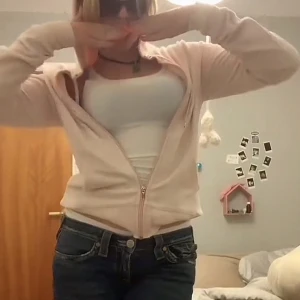 Ljusrosa kofta med dragkedja -  en ljusrosa hoodie med dragkedja framtill. den har långa ärmar och inga hål!! velour material som juicy couture! skriv för fler bilder 