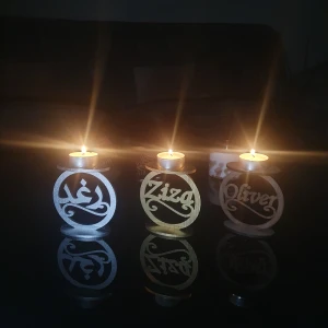Personliga ljushållare i trä - Unika ljushållare i metall med personliga namn. Finns i guld, silver, vit, och träfärg. perfekt för att skapa en mysig atmosfär. Passar utmärkt som dekoration eller present. Beställ eget.