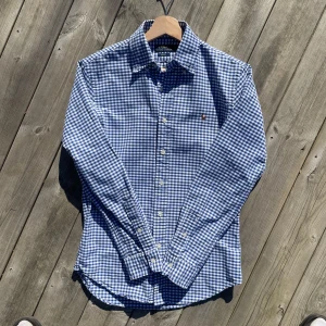 Ralph Lauren Skjorta - Ralph Lauren skjorta perfekt för vår/sommarn😁| Sparsamt använd, toppen skick! | Storlek S | Hör av dig vid minsta fråga, köp gärna med PostNord😊