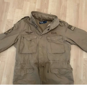 Ralph Lauren Field Jacket - Säljer en beige jacka från Polo Ralph Lauren. Använd tre gånger, dvs väldigt fint skick. Inga defekter. Nypris 5500. Storlek M
