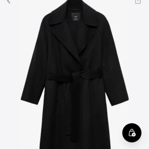Svart kappa med bälte - Helt oanvänd kappa från Mango med prislapp kvar! Säljer då jag tyvärr inte hann o returnera den. Slutsåld! Modellen BATIN, original pris ligger på 1800kr 💕