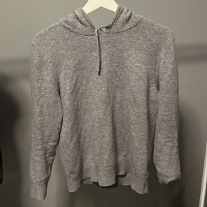 Grå cashmere hoodie från sayless  - Tjena, säljer nu min riktigt snygga cashmere tröja från sayless. Den är i storlek xs vilket passar folk runt 170cm långa. Kan gå ner i pris vid snabb affär och hör av dig vid minsta frågan😀