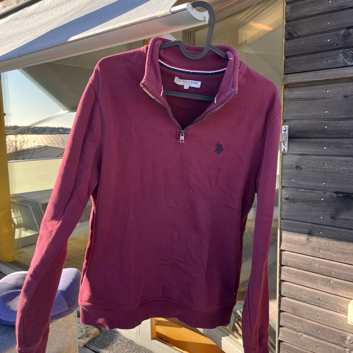 Vinröd tröja med dragkedja från U.S. Polo Assn.