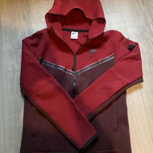 Nike tech - Bra skick och använd sparsamt, skriv gärna om funderingar❣️❣️ nypris ca 1200