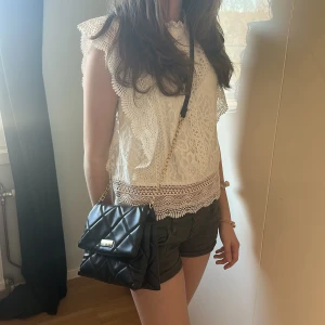 Rymlig och fin handväska - Fin handväska från Åhléns med gulddetaljer💕 den är väldigt rymlig💗skriv vid frågor om t.ex mått💓