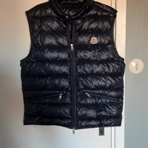  Moncler GUI, Mörkblå - Mörklblå Moncler Gui väst, ny skick, inga defekter alls. Hör av dig om du har fler frågor