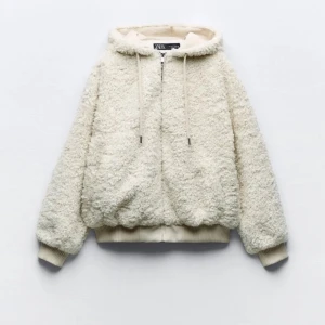 Vit teddyjacka med huva - Mysig vit teddyjacka från Zara med huva och dragkedja framtill. Jätte fin men kommer inte till användning Ny pris är 700kr💕