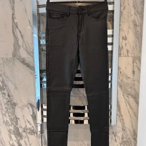 Skinnbyxor  - Svarta skinnbyxor från Vero Moda i storlek XS.  