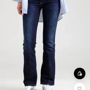 Mörkblå bootcut jeans från Mavi - Säljer mina as snygga mavi jeans som tyvärr blivit försmå för mig