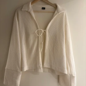 Topp - Topp som är dupe på Djerf avenues sån här topp! Denna är från Gina och är i mycket fint skick, och storlek M 