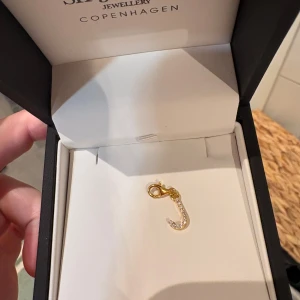 J berlock Thomas sabo - Säljer min J berlock från Thomas sambo, inte använd knappt då jag inte använder mitt Thomas sambo berlock armband längre. Nypris runt 700