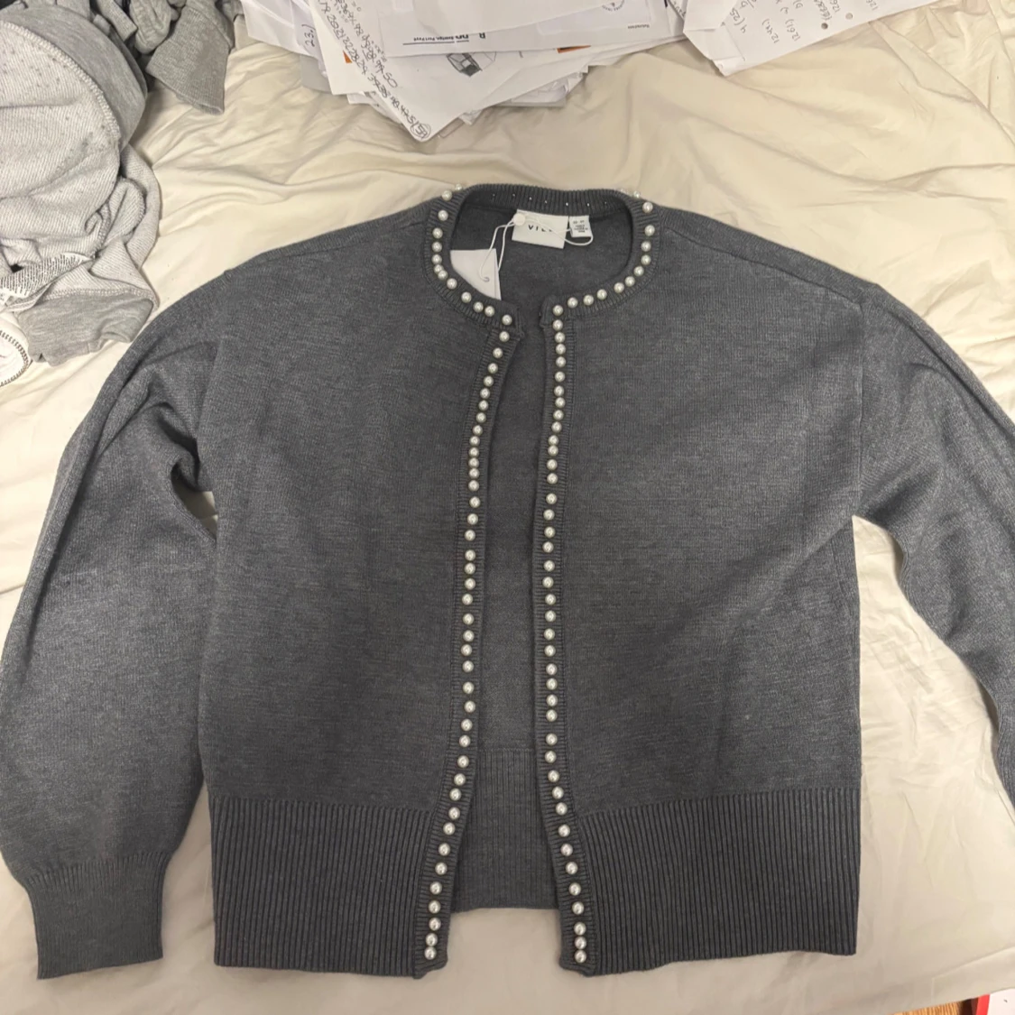 Grå kofta med pärldetaljer från Vila - 3