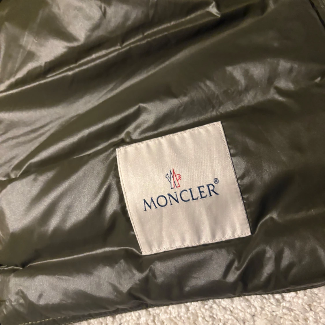 Olivgrön väst från Moncler - 2