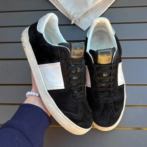 Valentino flycrew - Säljer dessa sjuukt snugga flycrews som inte tillverkas längre! Svarta i mocha! Size 42 fits 43! Skick 8/10. Alla nitar kvar!(2st är replacement). Någon sömm har släppt vilket är vanligt på dessa skor. Vad ingår? 2 st dustbags! Bara att höra av sig vid intresse!🤩