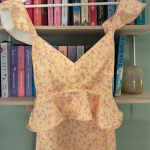 Gul balklänning - Gul balklänning från Bubbleroom och Andrea Norrman. Säljer eftersom jag hitta en annan. Helt ny med alla lappar kvar. Storlek 34, vilken är helt slutsåld. Funkar helt klart på ett bröllop eller midsommar, funkar också på balen i 9an. 💛