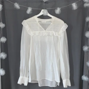 Vit H&M blus - En supersöt vit blus från H&M🤍Storlekslappen är borta men skulle säga att den är i storlek M, knappt använd.