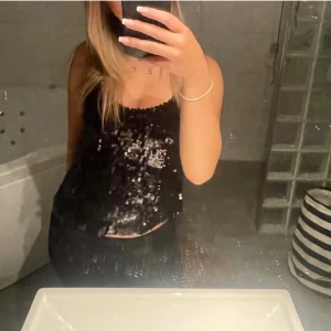 Festtopp - Säljer nu denna glittertoppen från bikbok! Det är en gammal modell så finns inte att köpa längre, kontakta om ni har frågor ❤️