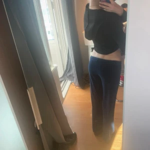 Mörkblå mjukisbyxor från Gina Tricot - Marinblåa velour byxor ifrån Gina tricot i storlek Xs. Snöret har tyvärr åkt ur men annars är dom i bra skick. Pris kan diskuteras vid snabb affär. Dem går att vikas ner och då blir dom low waist.