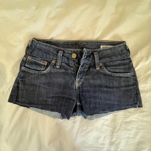 Mörkblå jeansshorts från Lee - säljer ett par snygga klippta jeansshorts från lee‼️de är lågmidjade och perfekta för sommardagar😍