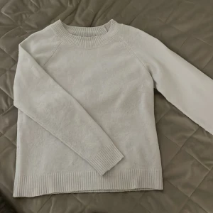 Vit tröja från Vero Moda - Säljer en jättefin vit tröja från Vero Moda. Tröjan har långa ärmar och ribbade kanter vid halsen, säljs pga ingen användning längre 💕