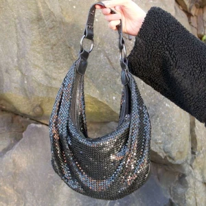 Svart glittrig axelväska - Snygg svart axelväska med glittriga paljetter som passar perfekt till fest. Perfekt accessoar för att lysa upp vilken outfit som helst.