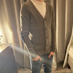 Premium Jack & Jones  - Stilig stickad tröja från Jack & jones. Storlek S. Stilren till passar till vilken outfit som helst. Använd några gånger. Lite små hål vid armen.Vi Diskutera priset o chatten 