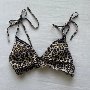 Leopard bikini - Superfin leaopard bikini topp från Pieces. Helt oanvänd💞 Den är vadderad men det går att ta ut om man vill, knyt bara axelband.