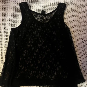 Svart spets linne - Svart spets linne från HM i storlek S