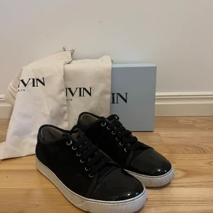 Lanvin - Hej, säljer nu mina lanvins i skick 8/10 Låda och båda dustbags ingår samt kvitto finns. Dom passar oftast en storlek större Skicka vid minsta fundering  Priset går att diskutera vid snabb affär 