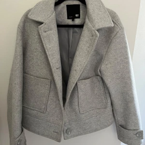 Grå kappa - Säljer denna bekväma kappan med fickor och knappar från Lager 157 i storlek S som är normal i storleken. Inte jätteanvänd och köpt för 400kr 🫶🏻 Funkar till vår, sommar och höst. Pris går att diskutera