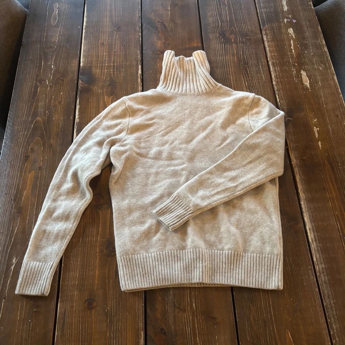 Beige polotröja i mjuk stickning - 1