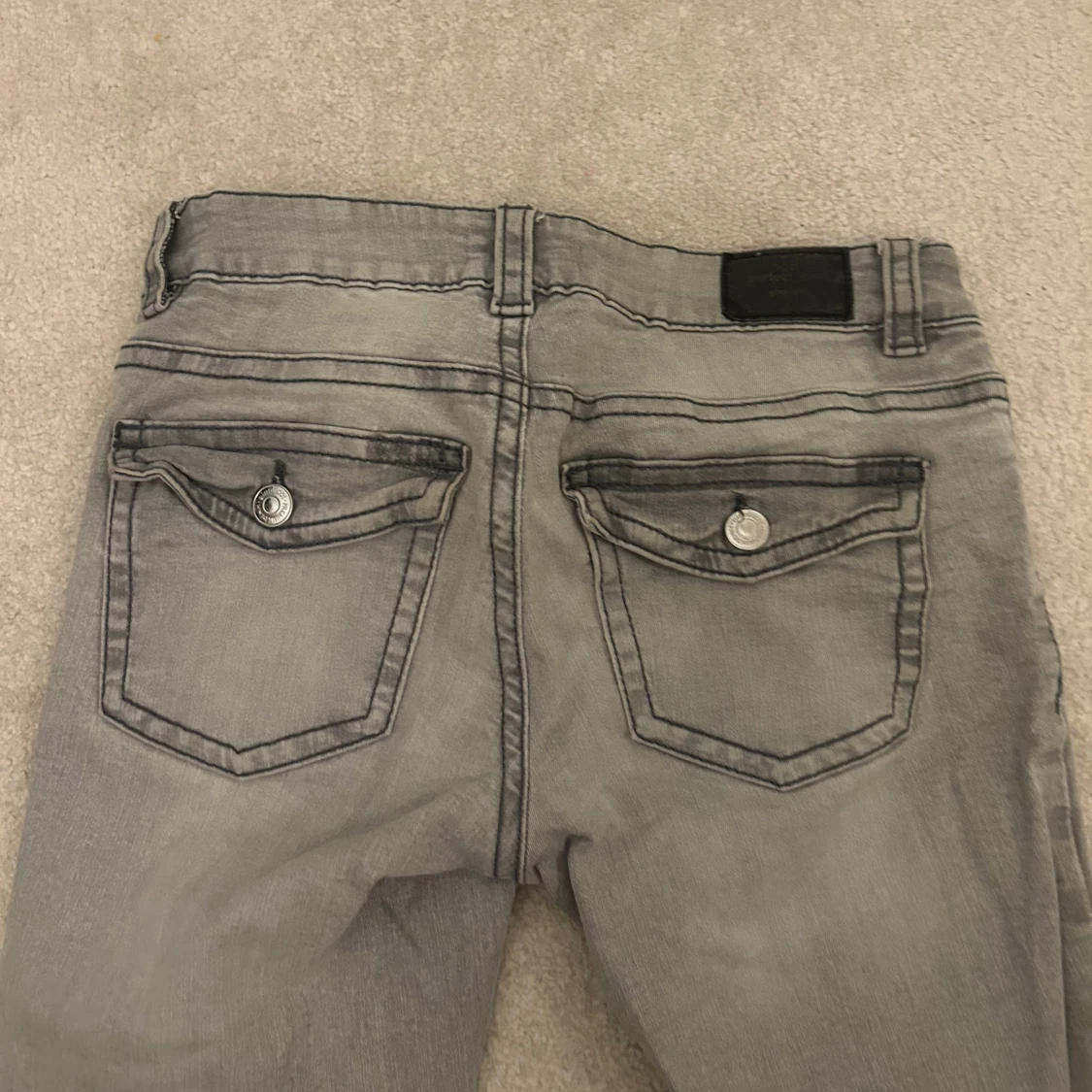 Grå bootcut jeans från Gina Tricot - 3