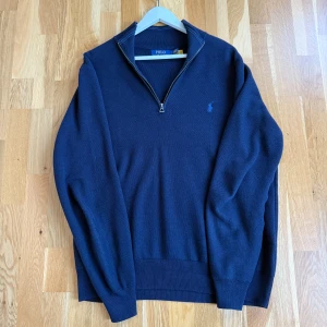 Polo ralph lauren half zip stickat - Säljer nu min polo ralph lauren half zip, material: stickat/cashmere. Stl: L, skick: 9/10