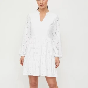 Vit klänning från Vila - Säljer min studentklänning!🫶🏻En vit klänning från Vila med ett broderat mönster. Klänningen har långa ärmar och en v-ringad hals. Perfekt för vår och sommar! 🌸