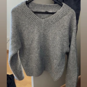 Grå stickad tröja  - Säljer en mysig grå stickad tröja från H&M.  Den är i storlek XS och passar även S. Använd 2 gånger💕