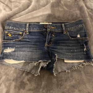Lowwaist shorts  - Säljer dessa jättefina shorts som har jätte fina detaljer💕 Storleken är lite oklar men passar xs❤️