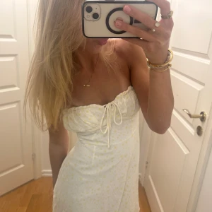 Blommig klänning  - Gul-blommig klänning från Glamorous, endast använd 2 gånger. Man kan ha den med ärm eller utan och den är så söt 🥰 Den är i stlr 34, alltså S.  Skicka dm för fler bilder eller frågor💕