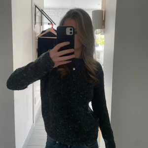Stickad tröja  - Jag säljer en grå stickad tröja från hm. 💕tröja är använd men i mycket bra skick, säljer enbart för att den it kommer till användning 💕 